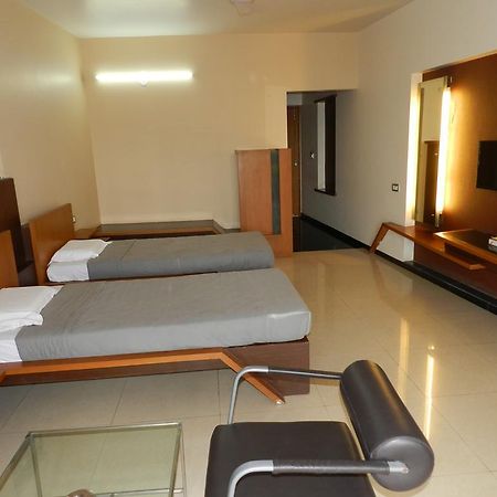 Hotel Rock Regency Toranagallu Eksteriør billede
