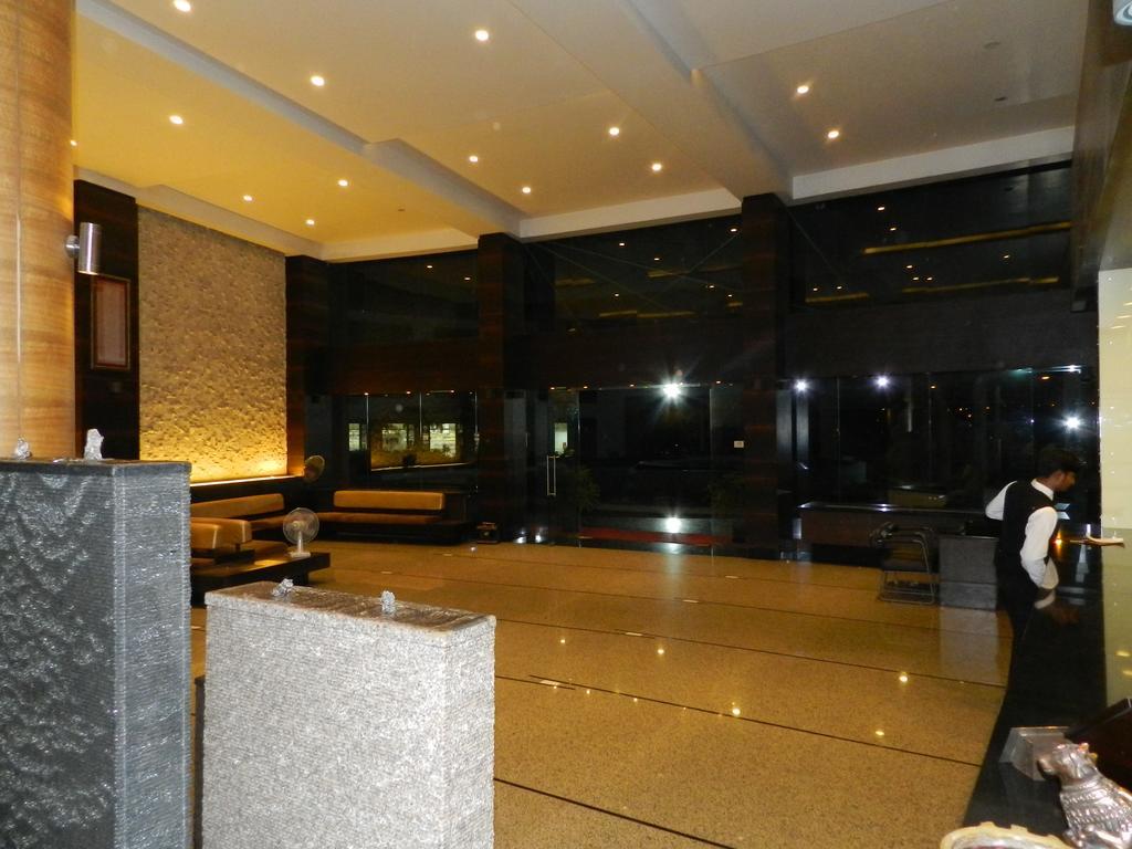 Hotel Rock Regency Toranagallu Eksteriør billede