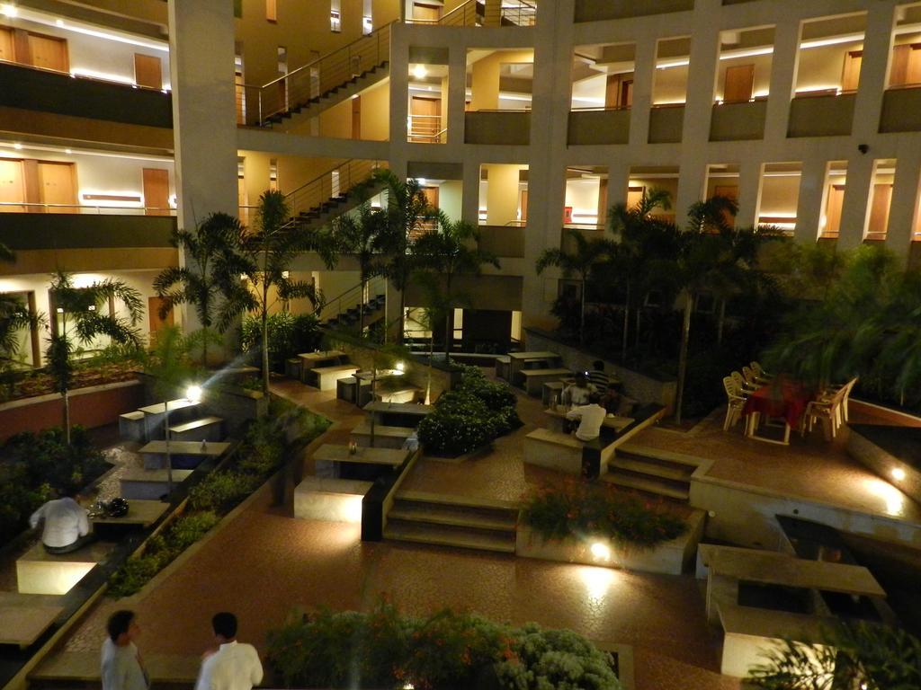 Hotel Rock Regency Toranagallu Eksteriør billede