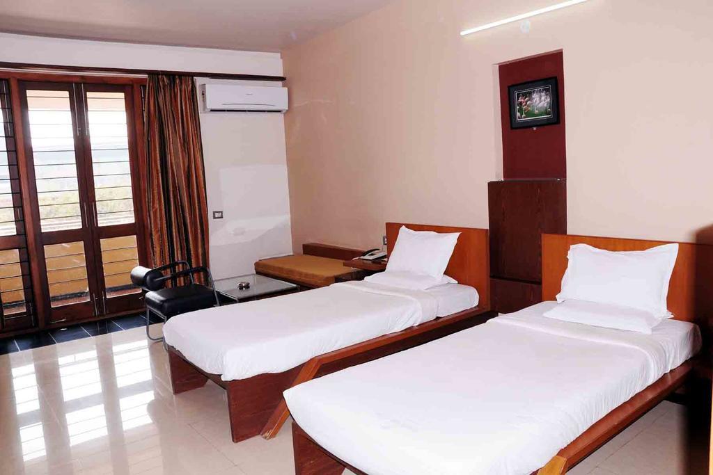 Hotel Rock Regency Toranagallu Eksteriør billede
