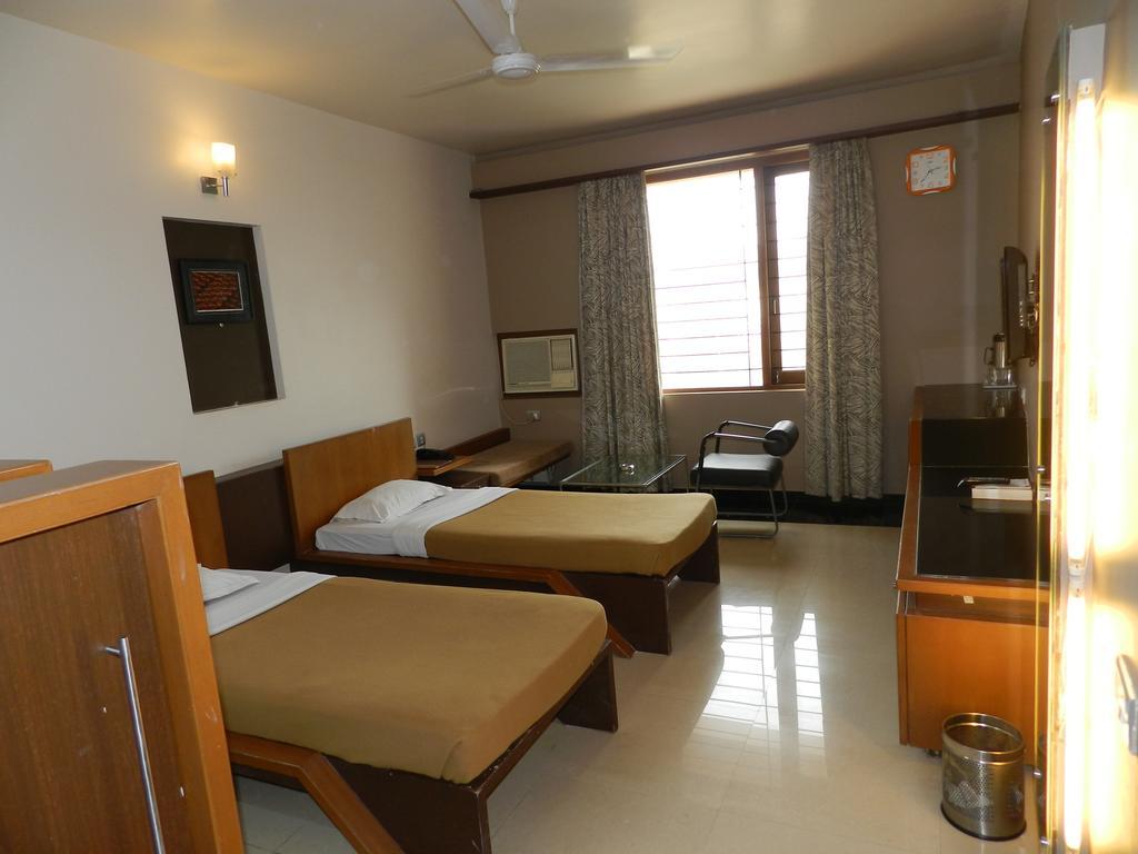 Hotel Rock Regency Toranagallu Eksteriør billede