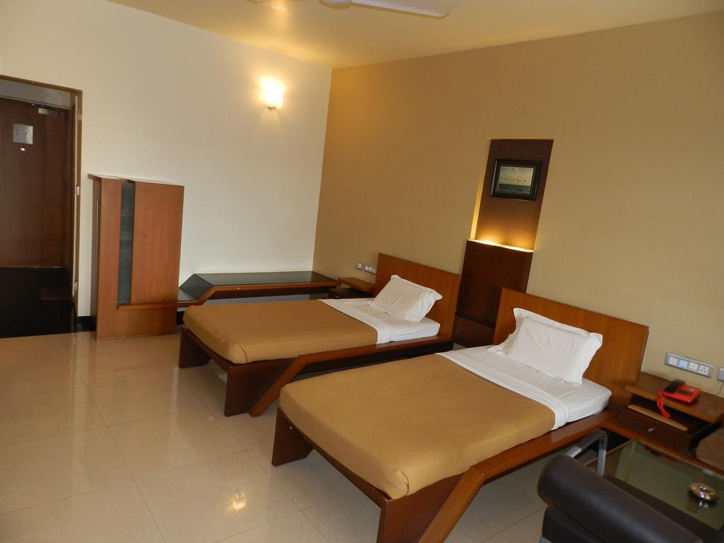 Hotel Rock Regency Toranagallu Eksteriør billede