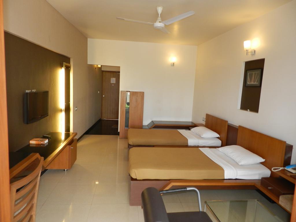 Hotel Rock Regency Toranagallu Eksteriør billede