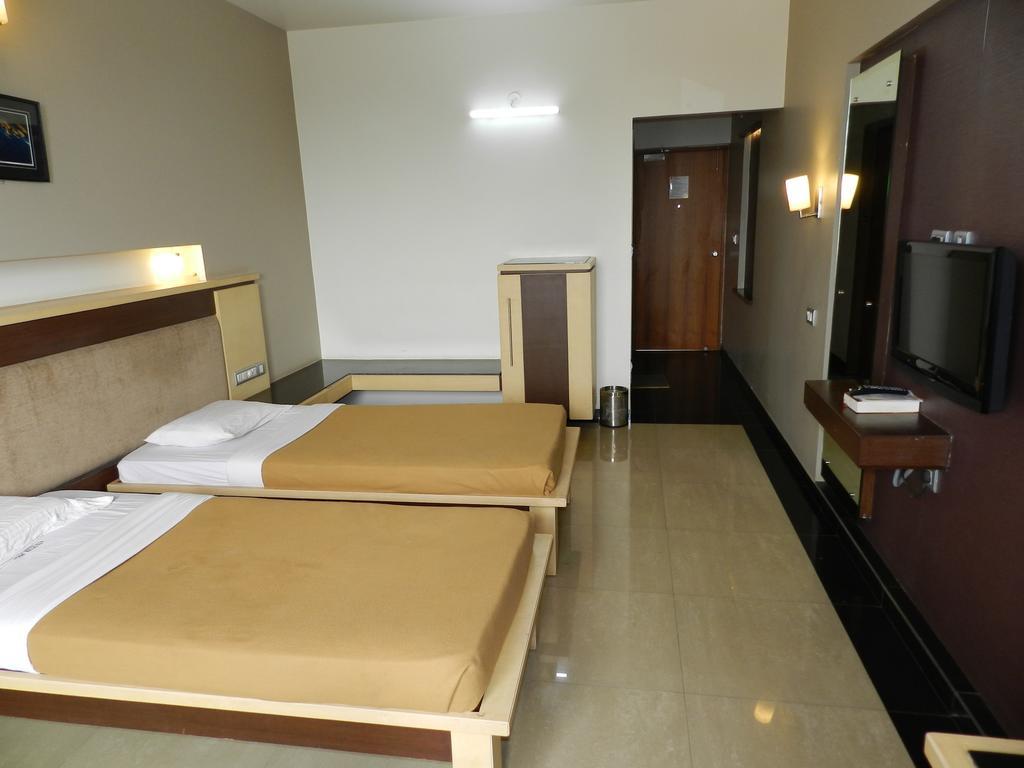 Hotel Rock Regency Toranagallu Eksteriør billede