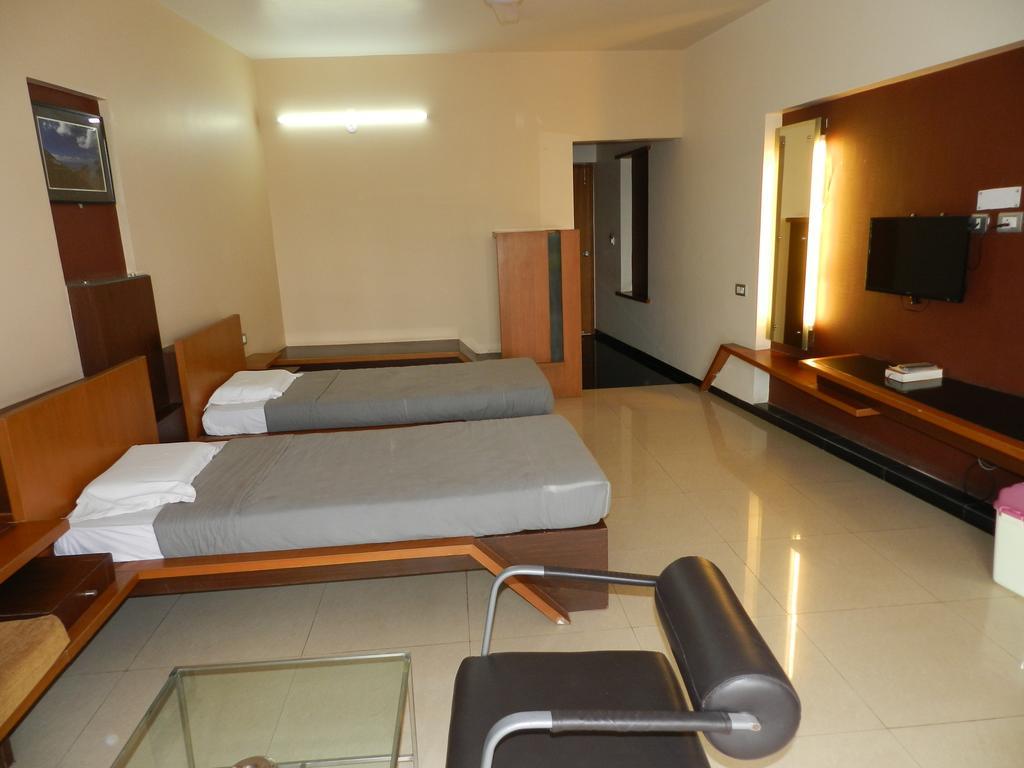 Hotel Rock Regency Toranagallu Eksteriør billede